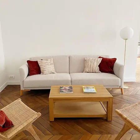 Apartment Spacious 3br Flat / Madeleine