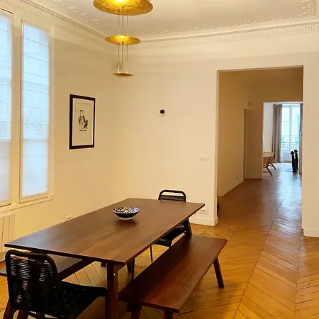 Spacious 3br Flat / Madeleine Apartmán