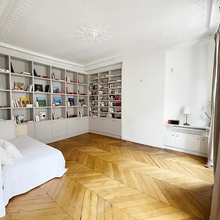 Spacious 3br Flat / Madeleine